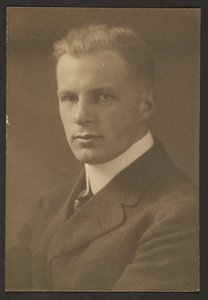 [Portré egy férfiról, fodrászvágással] alkotó: Louis Fleckenstein
