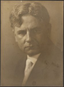 Mélyen ülő szemű férfi portréja alkotó: Louis Fleckenstein