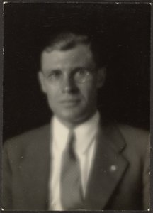 [Szemüveges, hajtókatűt viselő férfi portréja] alkotó: Louis Fleckenstein