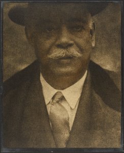 [Egy kalapos férfi portréja] alkotó: Louis Fleckenstein