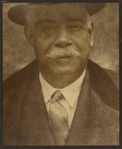 [Egy kalapos férfi portréja] alkotó: Louis Fleckenstein