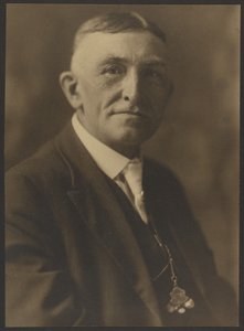 [Egy zsebórás férfi portréja] alkotó: Louis Fleckenstein