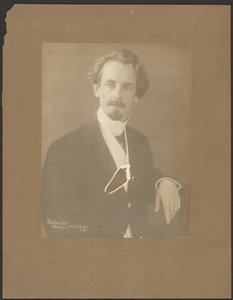 [Egy kerek galléros férfi portréja] alkotó: Louis Fleckenstein
