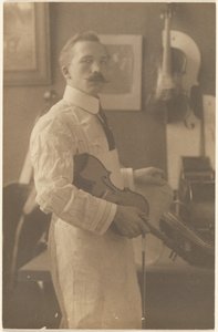 Hegedűkészítő portréja a műtermében alkotó: Louis Fleckenstein