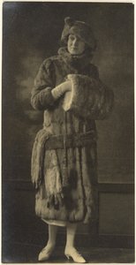 [Egy szőrmebundás nő portréja] alkotó: Louis Fleckenstein