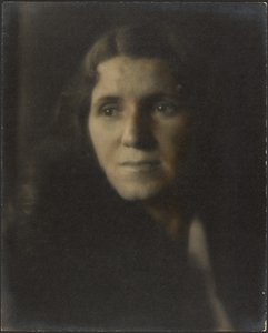 [Egy árnyékban lévő nő portréja] alkotó: Louis Fleckenstein