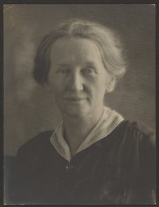 Női portré gyöngytűvel alkotó: Louis Fleckenstein