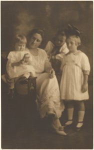 [Egy nő és három gyermeke portréja] alkotó: Louis Fleckenstein