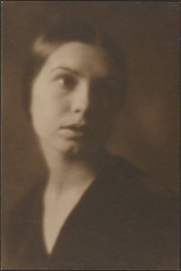 [Fejét oldalra hajtó nő portréja] alkotó: Louis Fleckenstein