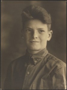 [Egy gombos inget viselő fiatal fiú portréja] alkotó: Louis Fleckenstein