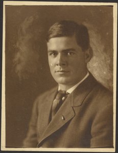 [Fiatal férfi portréja kitűzővel] alkotó: Louis Fleckenstein