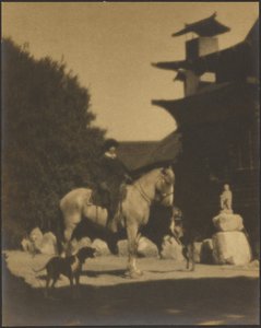 [Ruth Comfort Mitchell otthona, a Yung See San Fong-ház előtt, Los Gatos] alkotó: Louis Fleckenstein