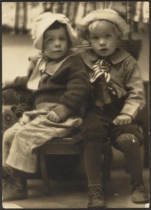 Két gyermek osztozik egy széken alkotó: Louis Fleckenstein