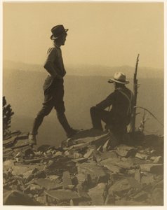 Két férfi a távolba néz (valószínűleg az Old Baldy Peak) alkotó: Louis Fleckenstein