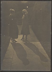 [Két nő és árnyék] alkotó: Louis Fleckenstein
