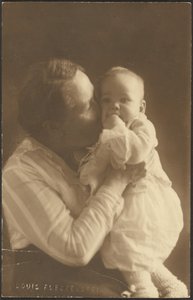 Csecsemőt csókoló nő alkotó: Louis Fleckenstein