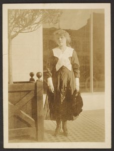 [Nő áll a járdán] alkotó: Louis Fleckenstein