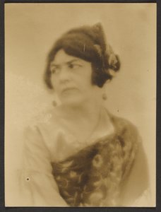 [Sálba burkolózó nő] alkotó: Louis Fleckenstein