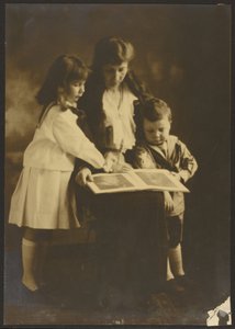 [Nő és gyerekek képeskönyvvel] alkotó: Louis Fleckenstein