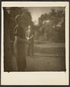 [Nő és férfi a parkban] alkotó: Louis Fleckenstein