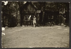 [Nő a kabin előtt] alkotó: Louis Fleckenstein