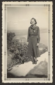 [Nő egy dombon] alkotó: Louis Fleckenstein
