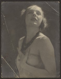 [Nő gyöngyös nyaklánccal] alkotó: Louis Fleckenstein