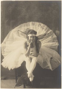 [Fiatal balerina tündérszárnyakkal] alkotó: Louis Fleckenstein