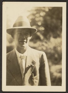 [Fiatal férfi fedora kalapban] alkotó: Louis Fleckenstein