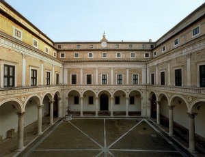 Az urbinoi Palazzo Ducale belső udvara. 1472. Fénykép 1999-ből