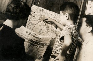 Egy nő olvassa a The Messenger címlapját "A trikolór győztesen lengő Adwa visszafoglalták" címmel.