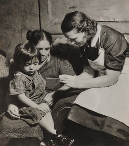 Henry Street nővér ellenőrzi egy gyermek testhőmérsékletét. alkotó: Luigi Leoni