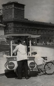 Gelato házaló (fagylaltárus) a Piazza Venezia téren, Róma