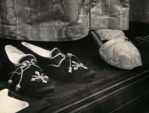 A pápának készített papucsok a liturgikus ruhák bemutatójában