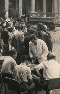 Várakozó asztalok, a háttérben egy amerikai hadsereg teherautó