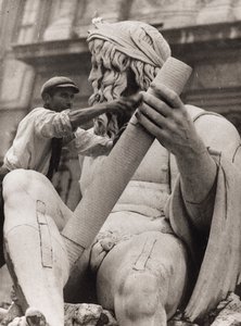 Munkás a Gangesz szobrán a római Piazza Navonán lévő Négy folyó szökőkútjánál. alkotó: Luigi Leoni
