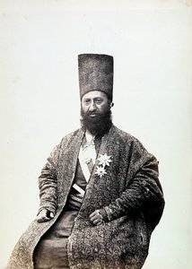 Egy férfi hagyományos öltözékben. Irán alkotó: Luigi Montabone