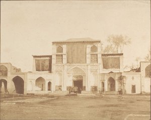 A Királyi Palota külső bejárata, Teherán, 1858. alkotó: Luigi Pesce