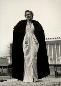 Modell estélyi ruhában, a "Graldi" couture ház alkotása. A cikket szőrmés köpeny egészíti ki. (f/w fotó)