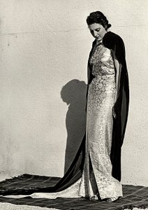 Modell estélyi ruhában, amelyet az olasz "Dragoni" divatház készített. A cikket egy hosszú bársonyköpeny egészíti ki (f/w fotó)