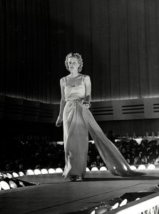Kifutón fényképezett modell estélyi ruhában, strasszos vállpánttal; a cikk a "Fumach" couture ház alkotása. (f/w fotó)