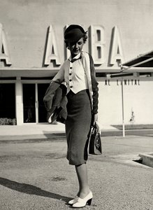 A "Graldi" couture ház által készített modell viselet együttes. Az öltözet egy öltönyből és kétszínű blúzból áll. Egy merev kalap teszi teljessé az együttest. (f/w fotó)