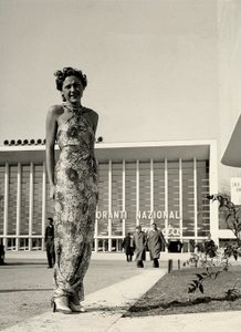 A modell a "Graldi" divatház által készített, virágmintás hosszú ruhát visel. (f/w fotó)