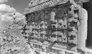 Relieffaragás maja monumentális romon, Yucatán-félsziget. 1936