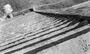 Lépcsők felfelé a maja monumentális romokhoz, a Chichen Itza piramishoz. 1936