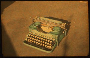 Csendélet színes fénykép egy írógépről Autochrome LumiÃ¨re és egy 35mm-es...