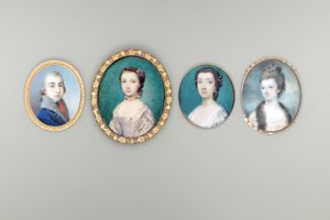 Mrs Arabella Walker-Heneage, szül. Cope († 1818 körül), krémszínű ruhában, csipkeszegéllyel és prémes szegélyes kabáttal, felborított és göndör hajában gyöngyökkel, égbolt és felhő háttérrel