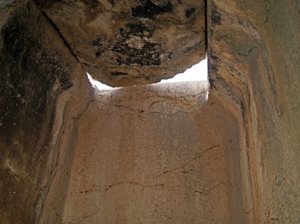 Oszlopos sír belsejében, Xanthos, Törökország alkotó: Lycian