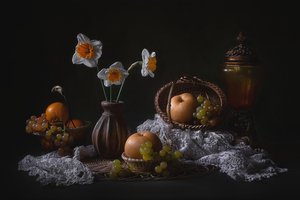 Nárciszok és gyümölcsök csendélet
