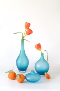 Narancssárga tulipánok kék vázákban